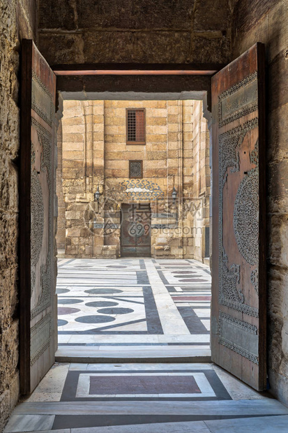 通往AlSultanAlZahirBarquq清真寺院落的大门打开图片