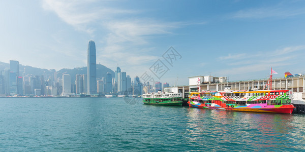 在香港的渡轮和维多利图片
