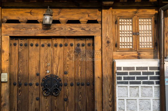 传统韩庭大门前有日光图片