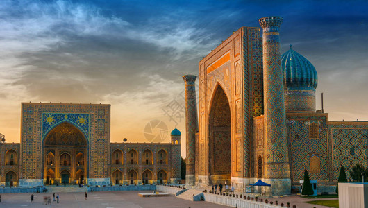 位于乌兹别克斯坦古城撒马尔罕市中心的一个旧公共广场Registan背景图片