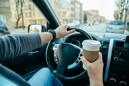 手握方向盘和咖啡早晨助推器公路旅行图片