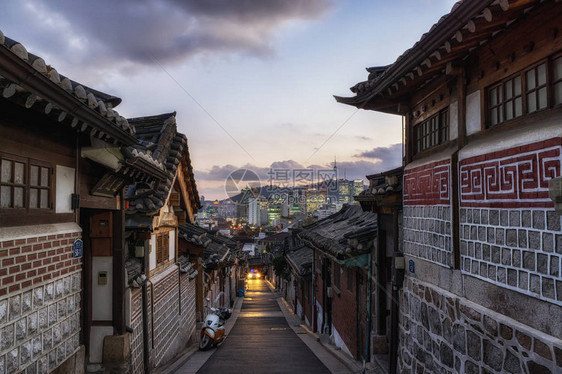 日落时分拍摄的北村韩屋村小巷图片