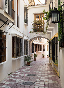 西班牙安达卢西亚州马尔贝拉有白色房屋和窗户烤图片