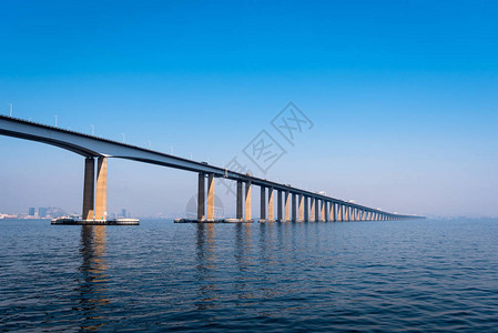 里约Niteroi桥穿越瓜纳巴拉湾和连接里约热内图片