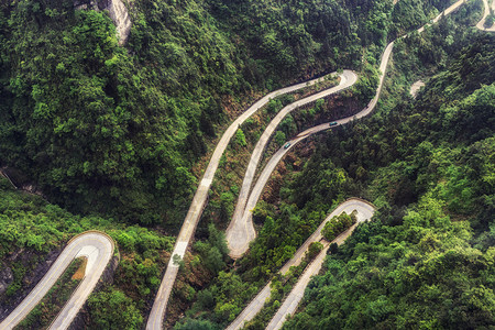 从最长的缆车上看天门山盘公路摄于图片