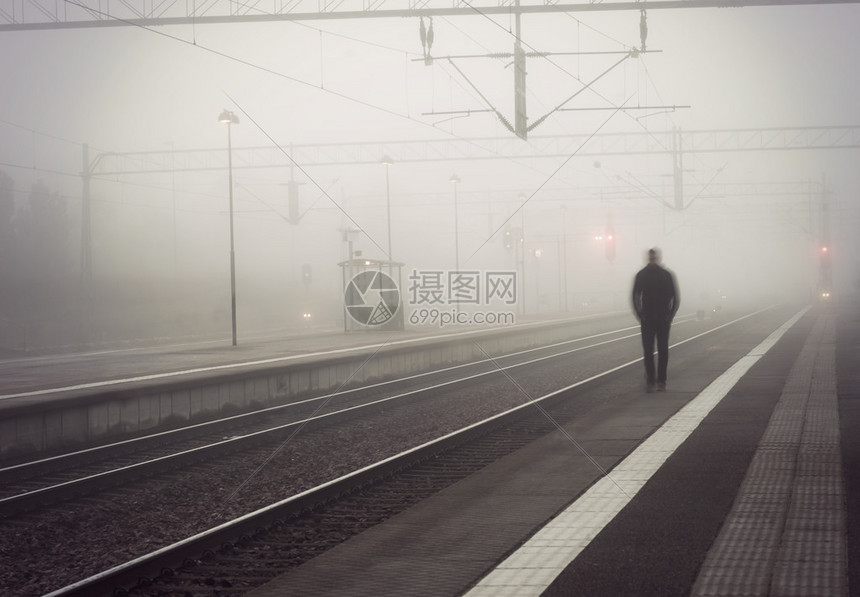 在月台上行走在雾日等待火车的模糊运图片