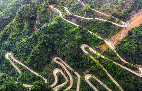 从最长的缆车上看天门山盘公路摄于图片