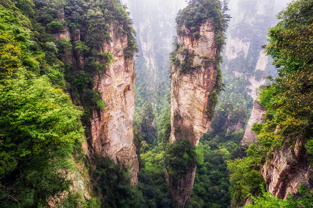 张家界南天一柱山顶高方尖像深谷的岩石一样在地表景色背景