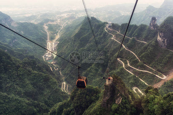 从最长的缆车上看天门山盘公路摄于图片