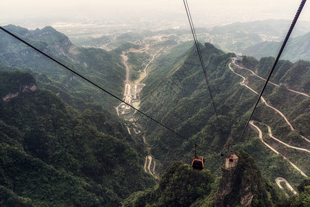 从最长的缆车上看天门山盘公路摄于图片