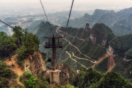 从最长的缆车上看天门山盘公路摄于图片