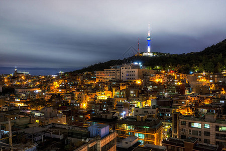 首尔南山天台的景象在夜幕中横越了伊泰文Itaewon图片