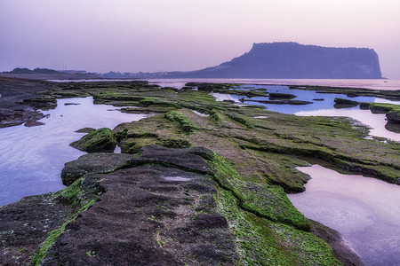 在韩国南部济州岛的光地海滩上清山日出图片