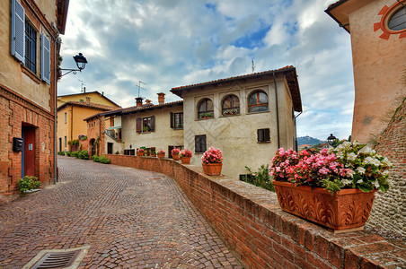 在意大利北部皮德蒙特的Barolo镇图片