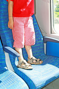 站在旅客列车座位上的孩子图片