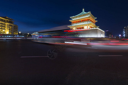 的西安古城夜里是城市地背景图片