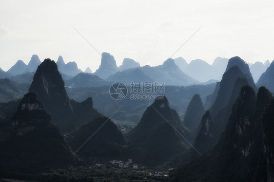 从广西兴坪附近的老寨山看喀斯特山顶的景色在炎热的夏天拍摄兴坪在阳朔附近喀斯特山脉图片