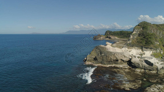海岸上石灰的自然岩层形成Luzon省IlocosNorte菲律宾图片