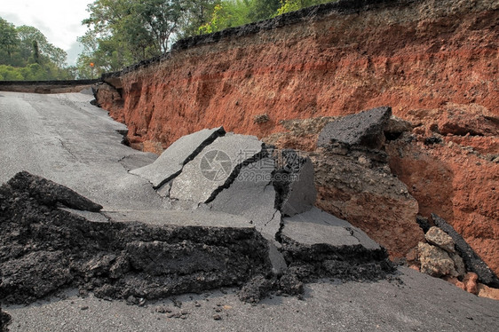 地震后柏油路裂缝图片