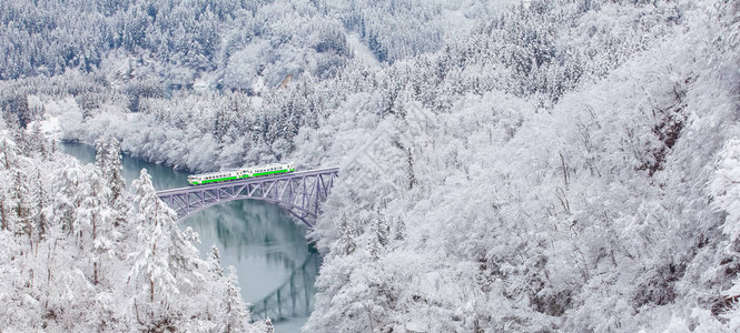 在福岛省三岛镇冬季日本山雪与当地火车一背景图片