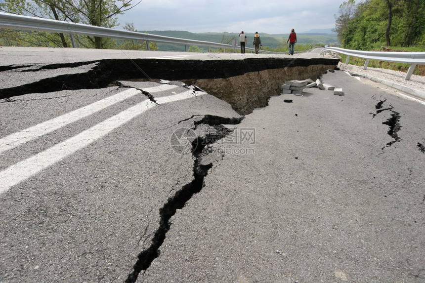 道路坍塌图片