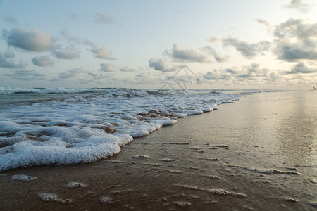 大西洋波浪登陆贝宁科托努奥巴马海滩岸边的贝宁科托努岛背景图片