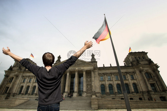 国会大厦和度假的居民和游客在球场上德国会大厦是柏林的图片