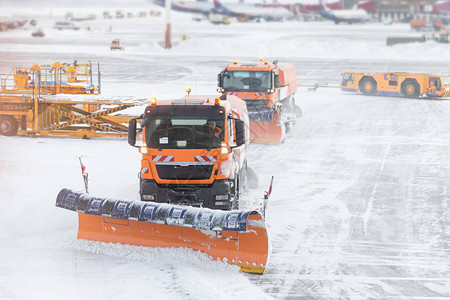 在雪暴期间从跑道和机场的路上抽起雪花图片