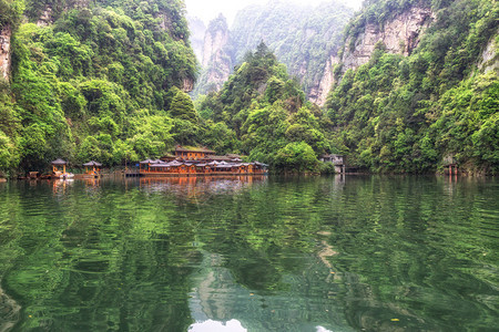 宝峰湖风景与茂密的森林环绕着高大的石峰森林中的小码头张家界背景图片