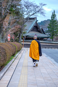 日本高野山圣旁的僧人图片