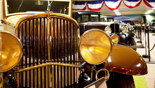 博物馆里的复古车背景图片