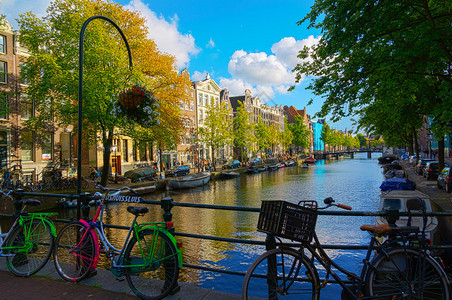 在阿姆斯特丹的运河上停泊的传图片