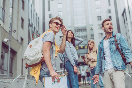 一群年轻旅游者背负包站在新城市图片