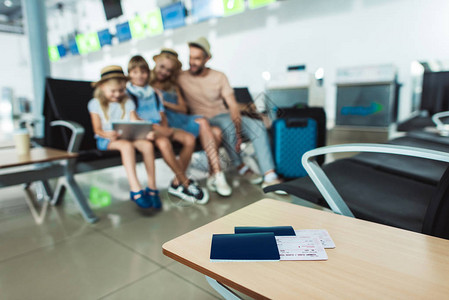 选择地关注护照机票和等待机场登机的家属图片