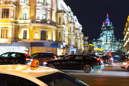 莫斯科夜间交通和建筑前方有图片