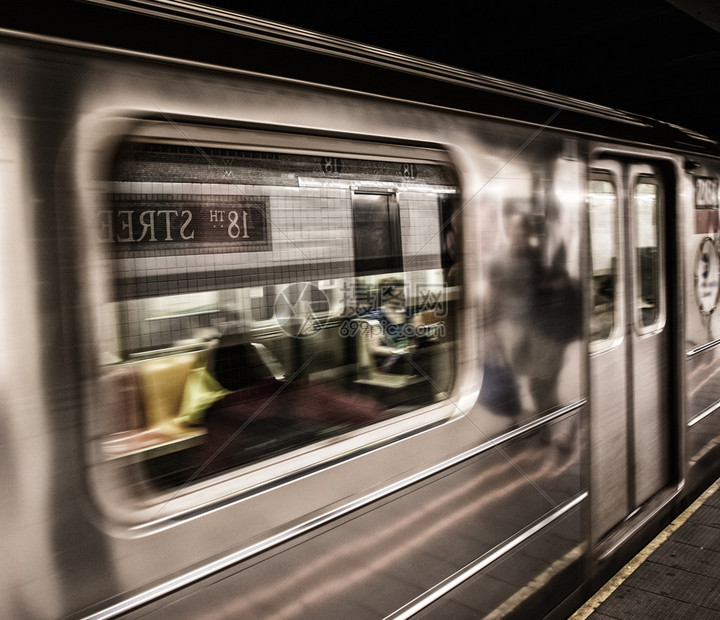 移动在纽约市曼哈顿站的地铁列车图片