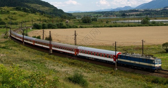 穿越斯洛伐克地区的捷交火车图片
