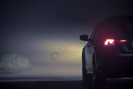在夜深雾中驾驶现代汽车在夜间的福吉路上背景图片