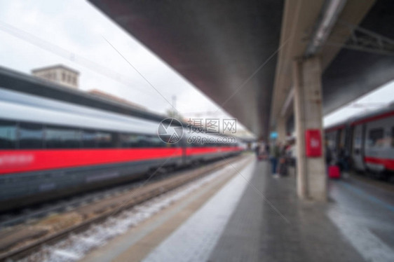 在意大利威尼斯火车站的平台上列车的图片