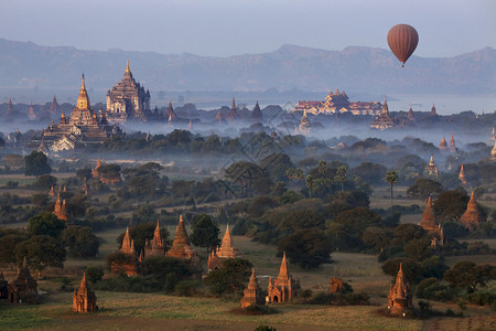 缅甸布尔马巴甘Irrawaddy河附近考古区寺庙的清晨空中图片