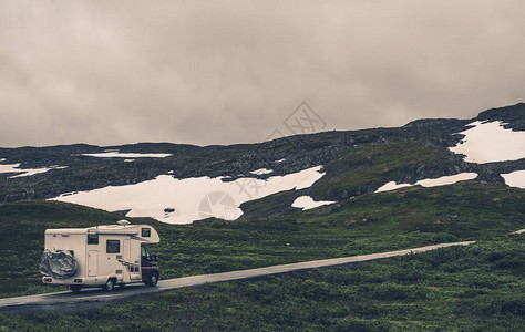 野营车范和雨天在挪威的春季旅行中在山路上乘图片