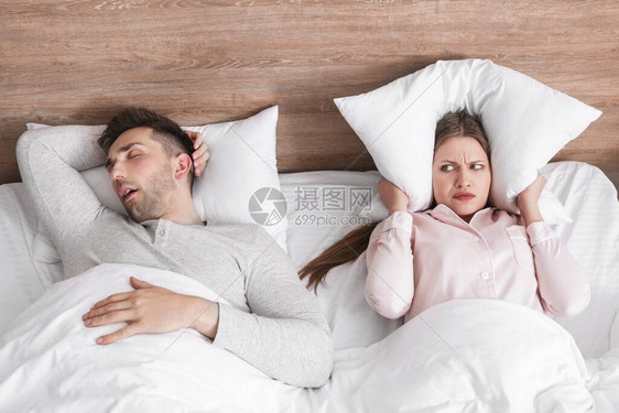在家与打呼噜的丈夫同床睡觉的图片