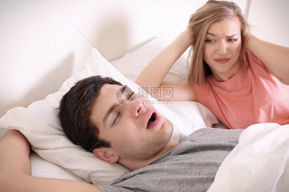 在家与打呼噜的丈夫躺在床上的年轻愤图片