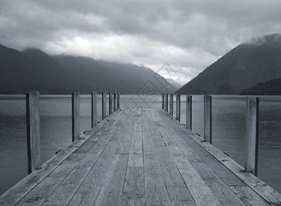 清晨薄雾中的木湖码头背景图片