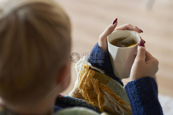 女人的手拿着一杯柠檬茶图片