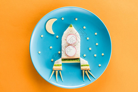 以火箭形式为儿童准备的有趣的多彩早餐图片