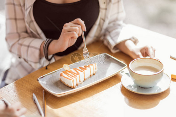 年轻女子坐在咖啡厅咖啡休息时图片