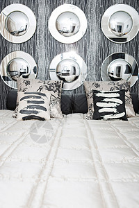 设计师旅馆卧室装饰有六面圆镜丝绸枕头和坐垫图片