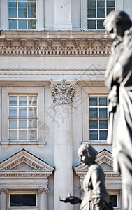 伦敦市一座经典的百年石建筑的静物细节视图背景图片