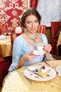 在咖啡馆的老式礼服的女孩复古晚礼服优雅漂亮的女人复古女人肖像浪漫之背景图片